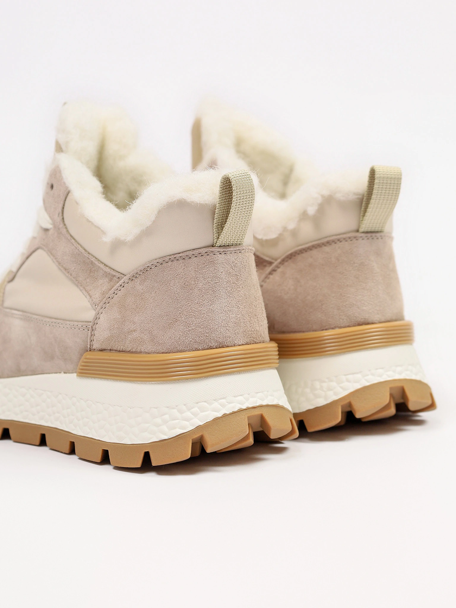 Кроссовки комбинированные бежевого цвета на рельефной подошве